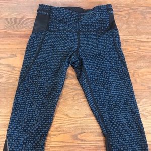 Lululemon capri leggings in snakeskin pattern